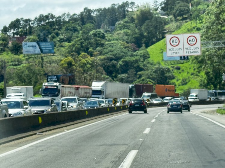 Trânsito Intenso na Rodovia Fernão Dias Durante o Feriado