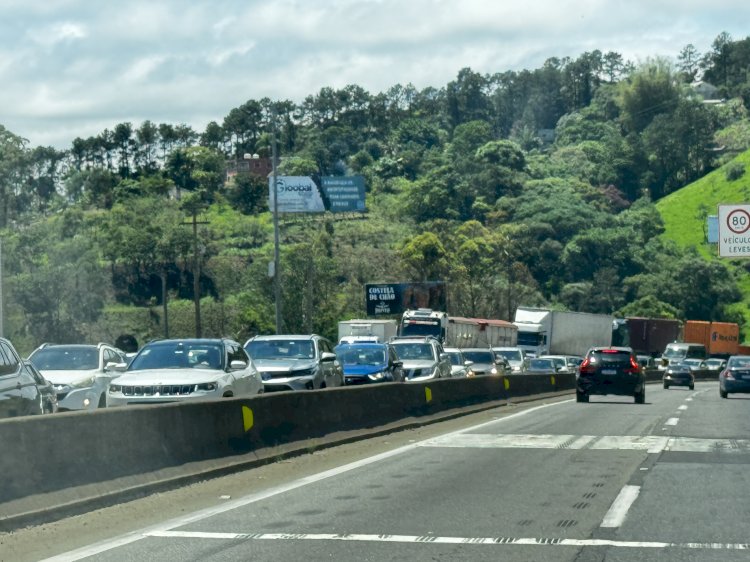 Trânsito Intenso na Rodovia Fernão Dias Durante o Feriado