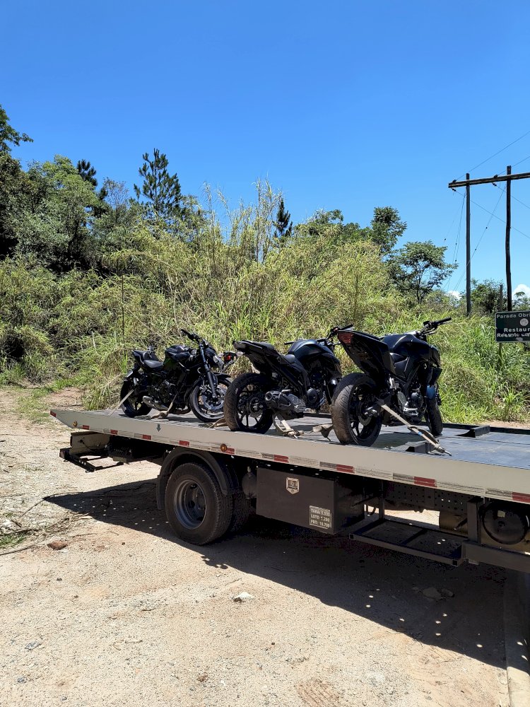 Polícia Militar Localiza e Recupera Três Motos Roubadas na Estrada Municipal da Pedra Grande