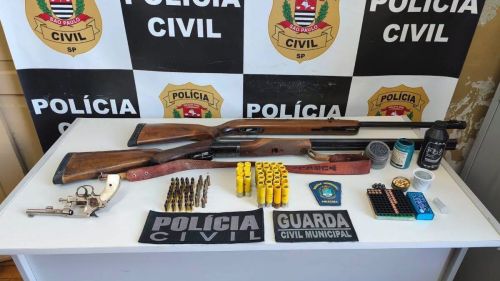 POLÍCIA CIVIL PRENDE INDIVÍDUO EM FLAGRANTE E APREENDE ARMAS EM PIRACAIA APÓS DENÚNCIAS DE CAÇA ILEGAL E MAUS-TRATOS