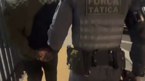 POLÍCIA MILITAR PRENDE HOMEM PROCURADO PELA JUSTIÇA NO BAIRRO TANQUE, EM ATIBAIA