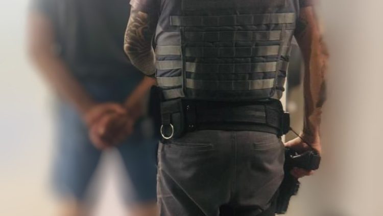 POLICIAL MILITAR É ATACADO POR CACHORRO DURANTE PRISÃO DE PROCURADO EM ATIBAIA