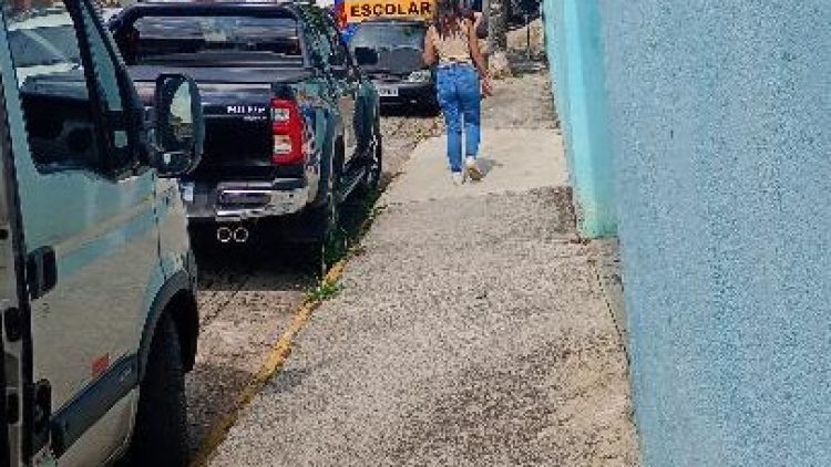 MORADORA DENUNCIA VEÍCULOS PARTICULARES ESTACIONADOS EM ÁREA EXCLUSIVA PARA TRANSPORTE ESCOLAR EM BOM JESUS DOS PERDÕES