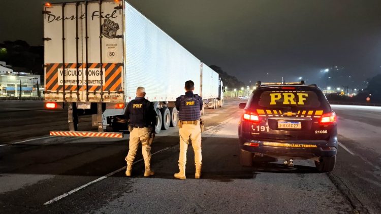 PRF FLAGRA TRANSPORTE IRREGULAR DE ALIMENTOS JUNTO A PRODUTO PERIGOSO NA FERNÃO DIAS