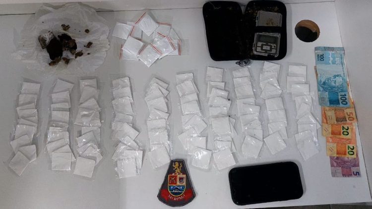 POLÍCIA MILITAR PRENDE HOMEM POR TRÁFICO DE DROGAS NO CENTRO DE JOANÓPOLIS