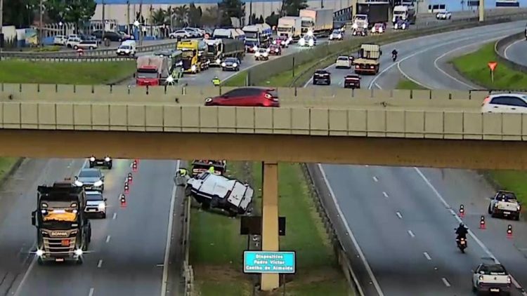 ACIDENTE CAUSA INTERDIÇÃO DE FAIXA NA RODOVIA D. PEDRO I, EM BOM JESUS DOS PERDÕES