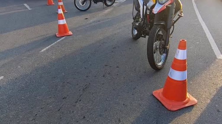 ACIDENTE NA JERÔNIMO DE CAMARGO DEIXA DUAS PESSOAS FERIDAS EM ATIBAIA