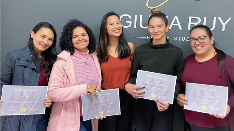 EMPREENDEDORA DE BOM JESUS DOS PERDÕES TRANSFORMA EXPERIÊNCIA NA BELEZA EM FORMAÇÃO PARA OUTRAS MULHERES