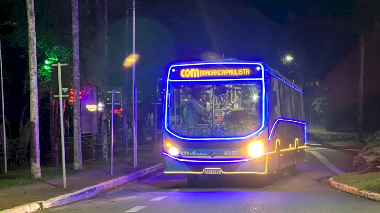 Bragança Paulista Brilha com Ônibus Iluminado nas Festividades Natalinas