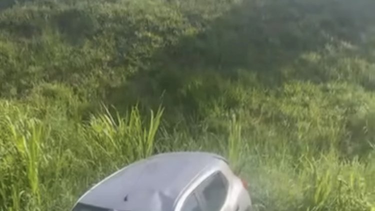 VEÍCULO COM SINAIS DE CAPOTAMENTO É ENCONTRADO ÀS MARGENS DA RODOVIA DOM PEDRO I EM BOM JESUS DOS PERDÕES