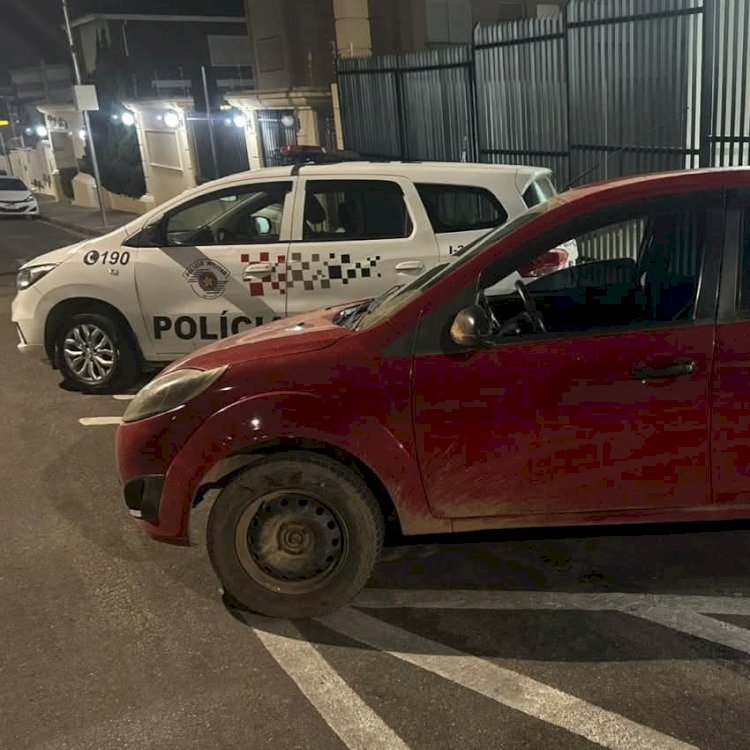 VEÍCULO FURTADO É LOCALIZADO E DOIS INDIVÍDUOS SÃO PRESOS POR RECEPTAÇÃO E TRÁFICO DE DROGAS EM ATIBAIA