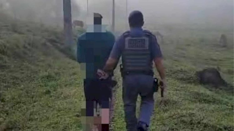 POLÍCIA MILITAR PRENDE INDIVÍDUO PROCURADO PELA JUSTIÇA NA ZONA RURAL DE PIRACAIA