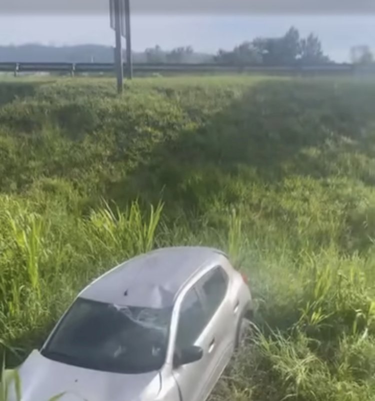 VEÍCULO COM SINAIS DE CAPOTAMENTO É ENCONTRADO ÀS MARGENS DA RODOVIA DOM PEDRO I EM BOM JESUS DOS PERDÕES